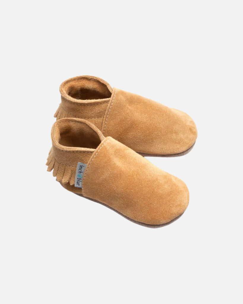 Vue de profil des chaussons mocassins pour bébé en daim beige de la marque Bobine Paris.