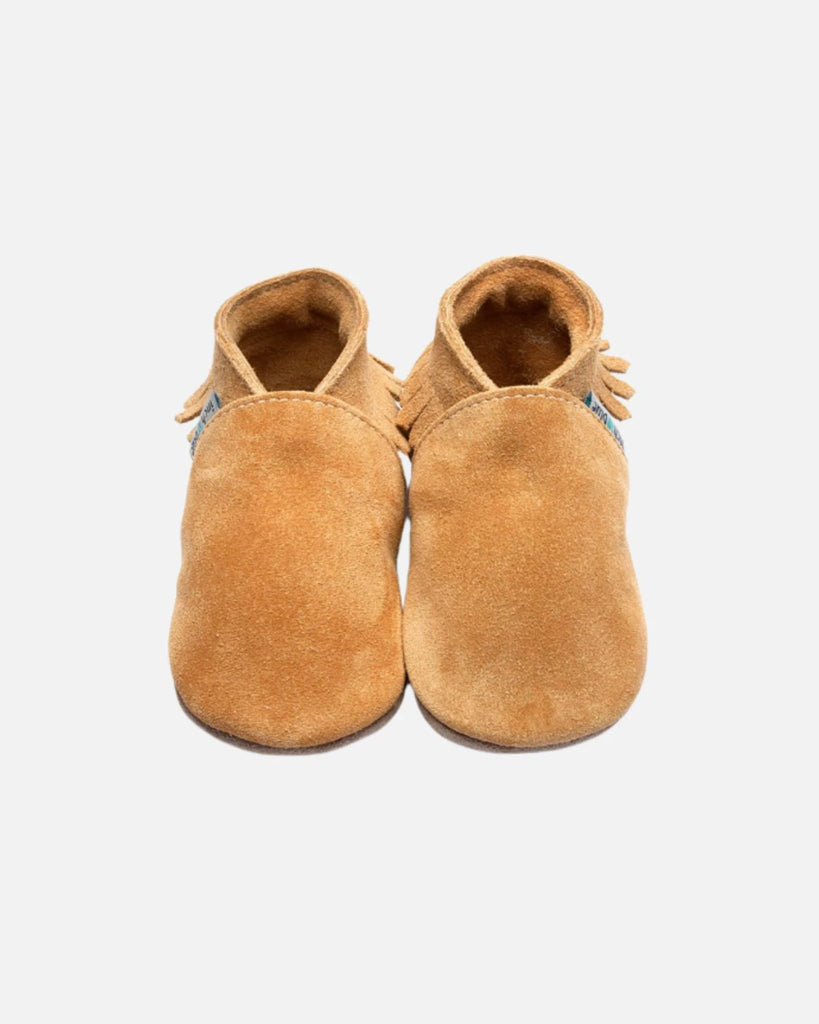 Chaussons mocassins pour bébé en daim beige de la marque Bobine Paris.