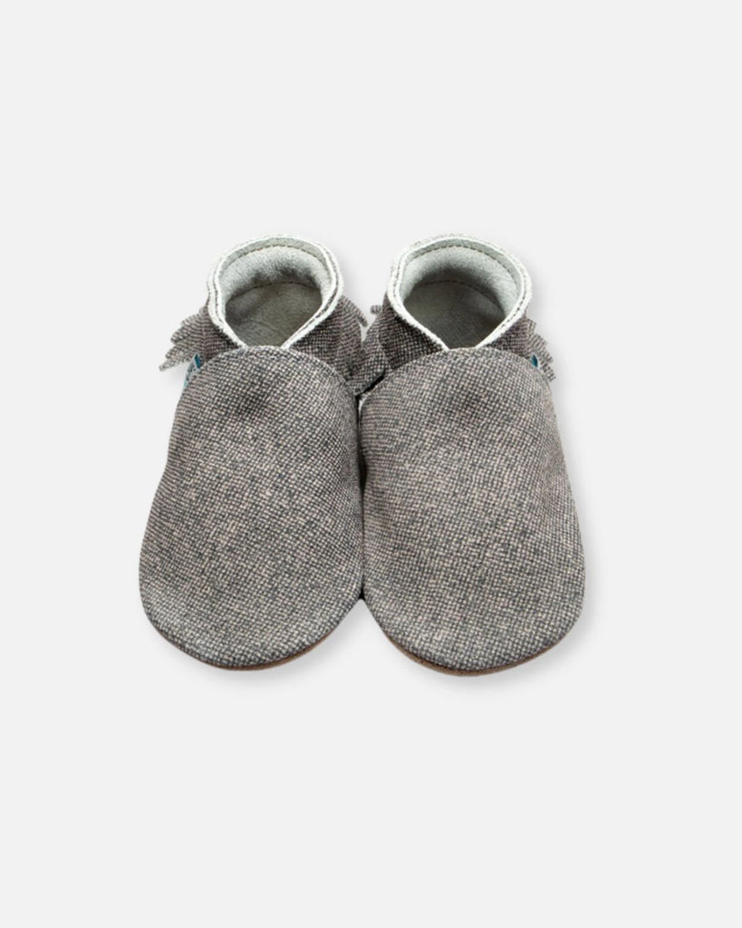 Chaussons pour bébé en suède gris de la marque Bobine Paris.