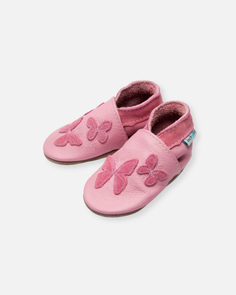 Vue du côté des chaussons pour bébé en cuir souple rose ornés de papillons de la marque Bobine Paris.