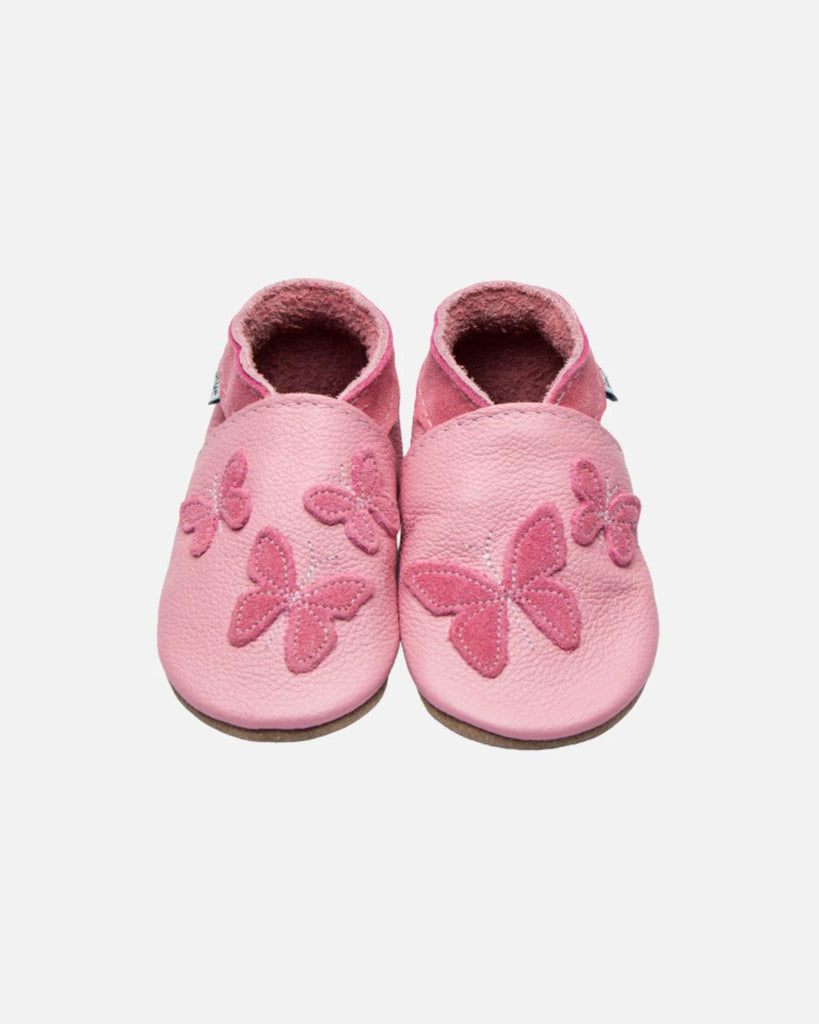 Chaussons pour bébé en cuir souple rose ornés de papillons de la marque Bobine Paris.