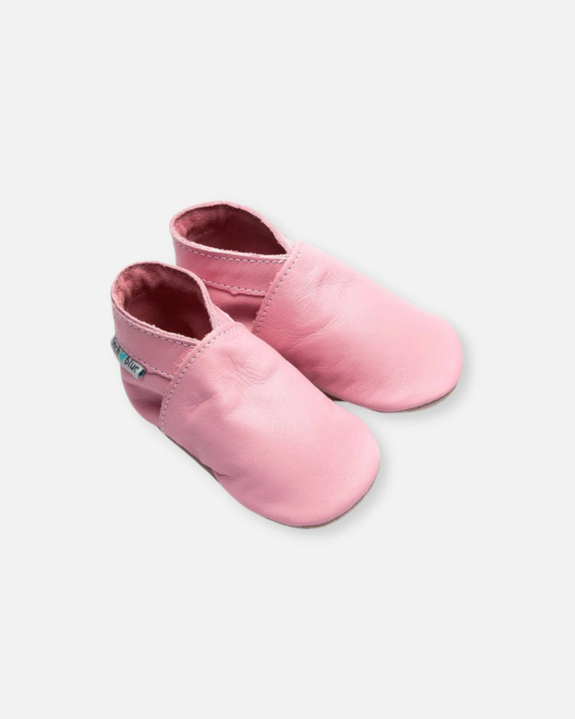 Vue du côté des chaussons pour bébé en cuir rose de la marque Bobine Paris.