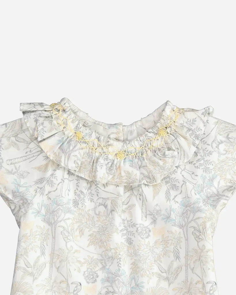 Zoom de la blouse pour bébé fille à col volanté, manches courtes et motif savane de la marque Bobine Paris.
