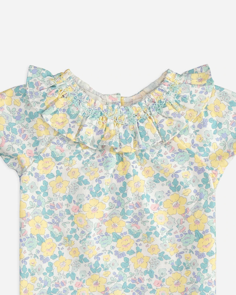 Zoom de la blouse pour bébé fille à col volanté et motif fleurs émeraude et jaune de la marque Bobine Paris.