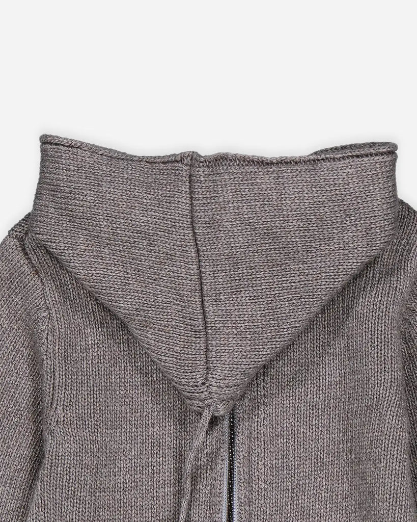Zoom du burnous pour bébé en laine et cachemire couleur brume de la marque Bobine Paris.