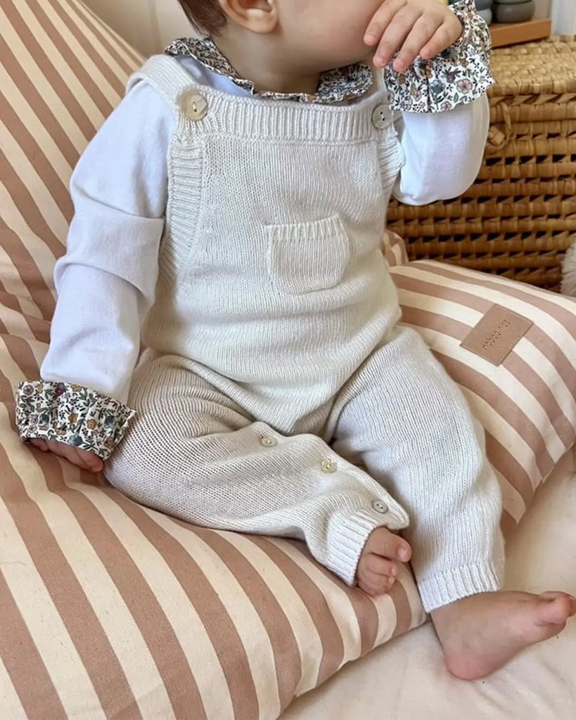 Look porté avec la salopette en laine et cachemire écrue pour bébés et nouveau-nés de la marque Bobine Paris.