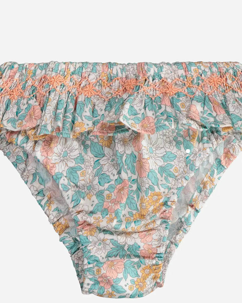 Zoom de la culotte de bain fleurie pour bébé fille couleur amande et corail de la marque Bobine Paris