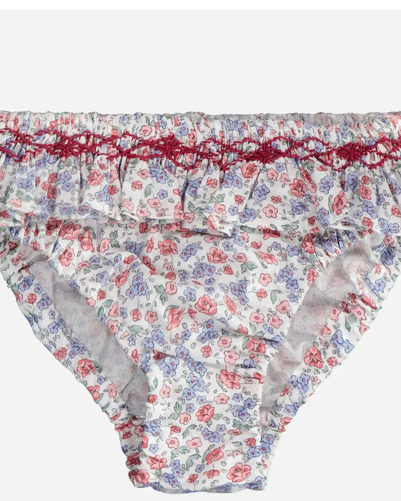 Zoom de la culotte de bain à motif fleuri rose et bleu pour bébé fille de la marque Bobine Paris.