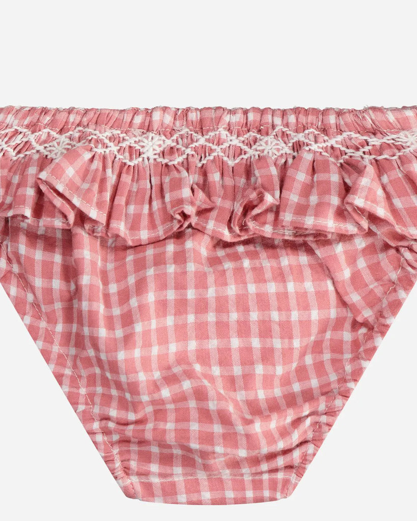 Zoom de la culotte de bain pour bébé fille à volants et imprimé vichy vieux rose la marque Bobine Paris.