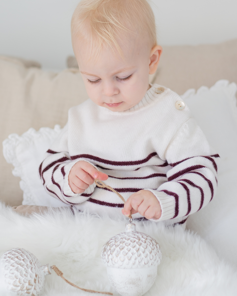 Bébé qui porte le pull en laine et cachemire écru rayé bordeaux style marinière