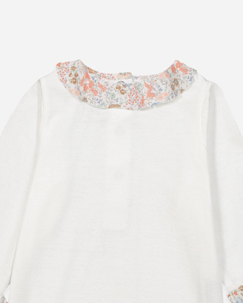 Zoom du body bébé avec col et manches volantés à motif fleurs colorées de la marque Bobine Paris.