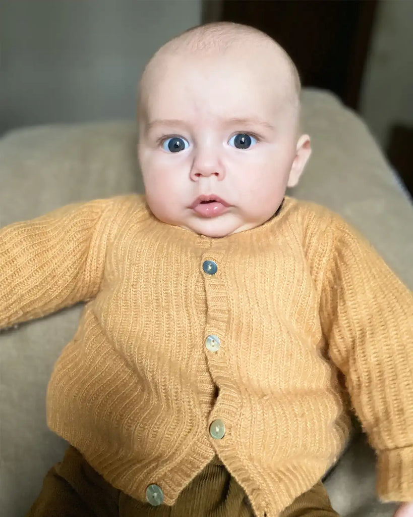 image d'un bébé garçon portant le cardigan en laine et cachemire sablé à côtes Bobine Paris
