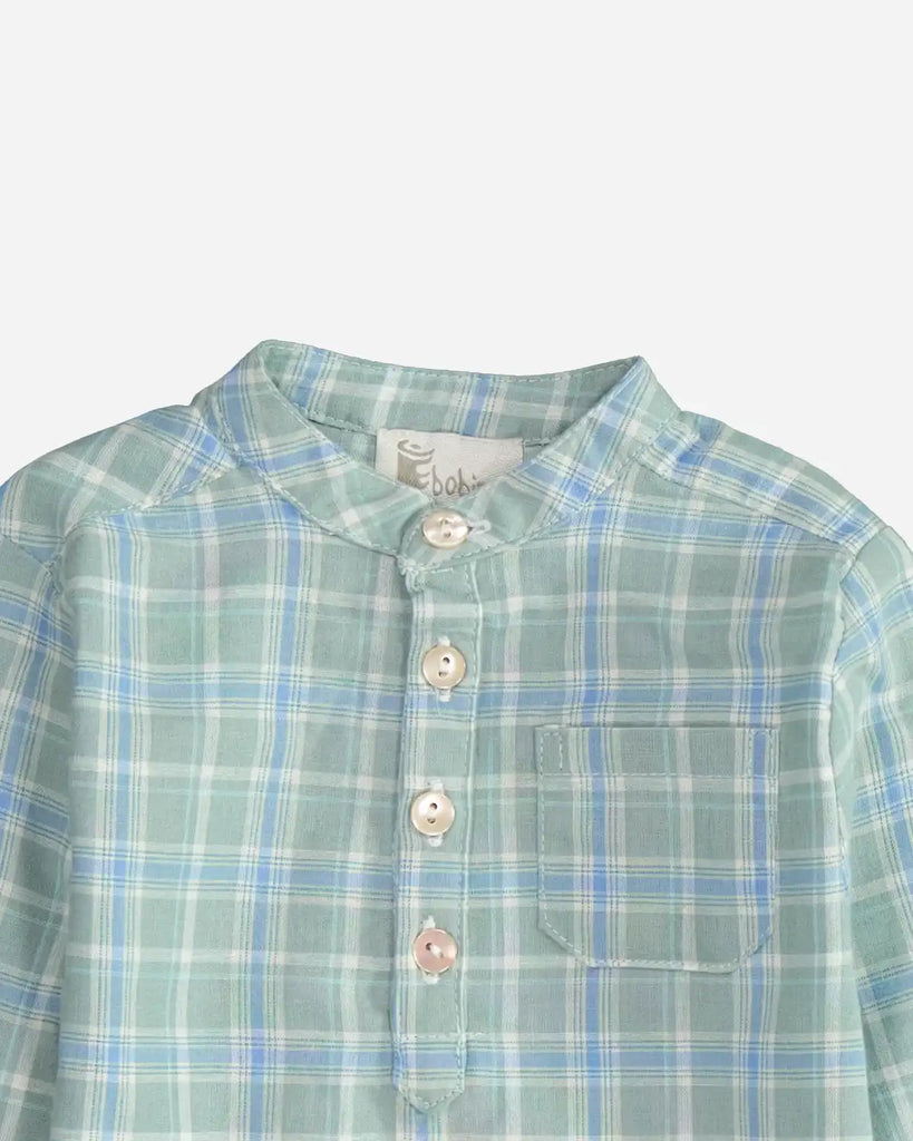 Zoom de la chemise pour bébé garçon à col mao et à carreaux émeraude de la marque Bobine Paris.