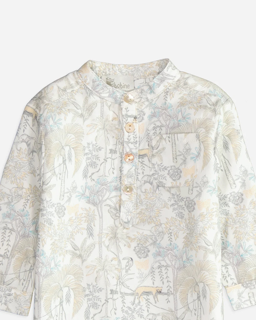 Zoom de la chemise pour bébé garçon à col mao et motif savane de la marque Bobine Paris.