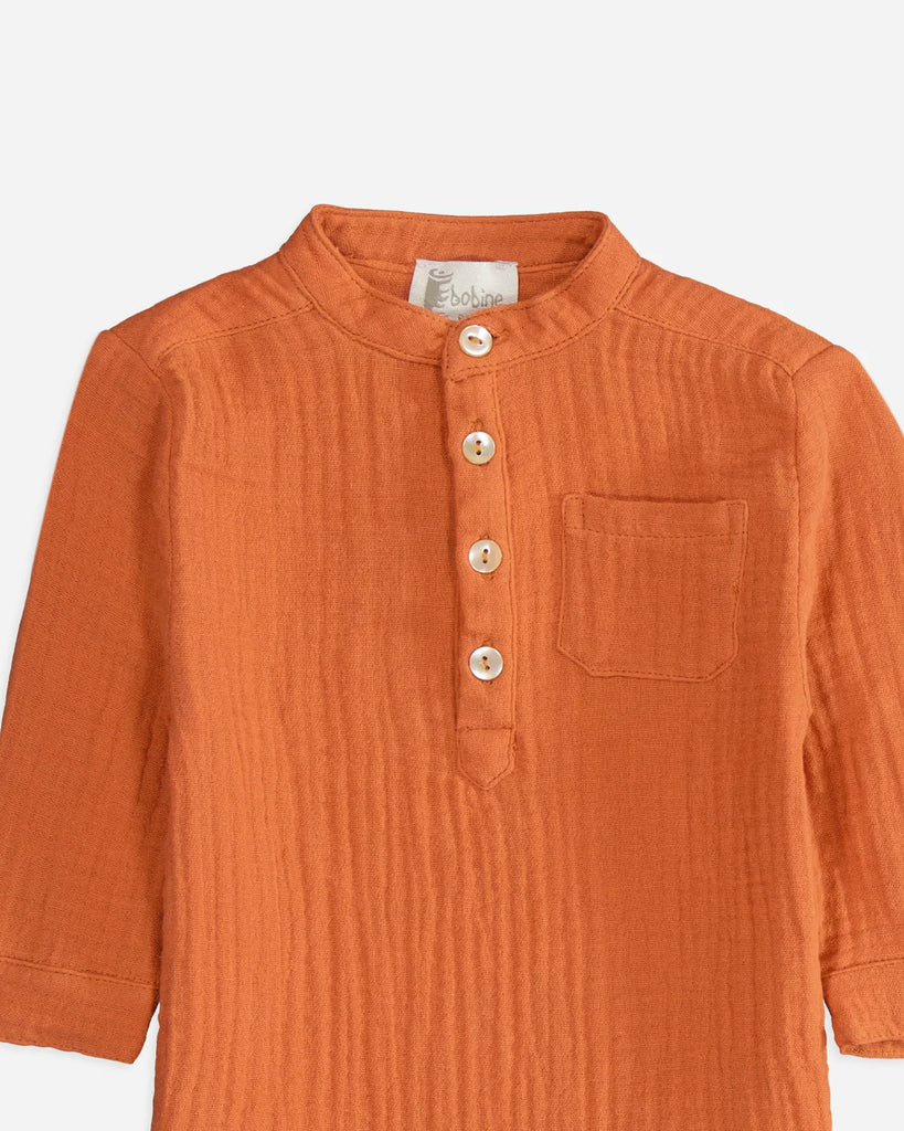 Zoom de la chemise pour bébé garçon en gaze de coton argile de la marque Bobine Paris.