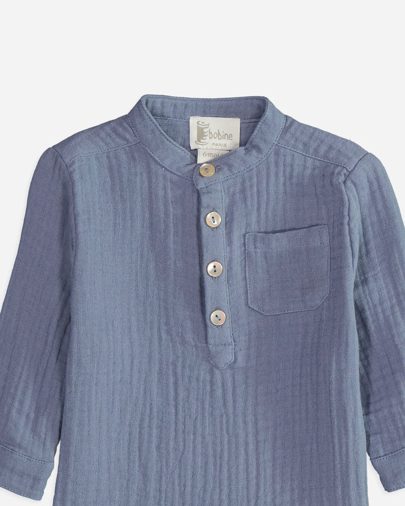 Zoom de la chemise pour bébé garçon en gaze de coton bleu jean de la marque Bobine Paris.