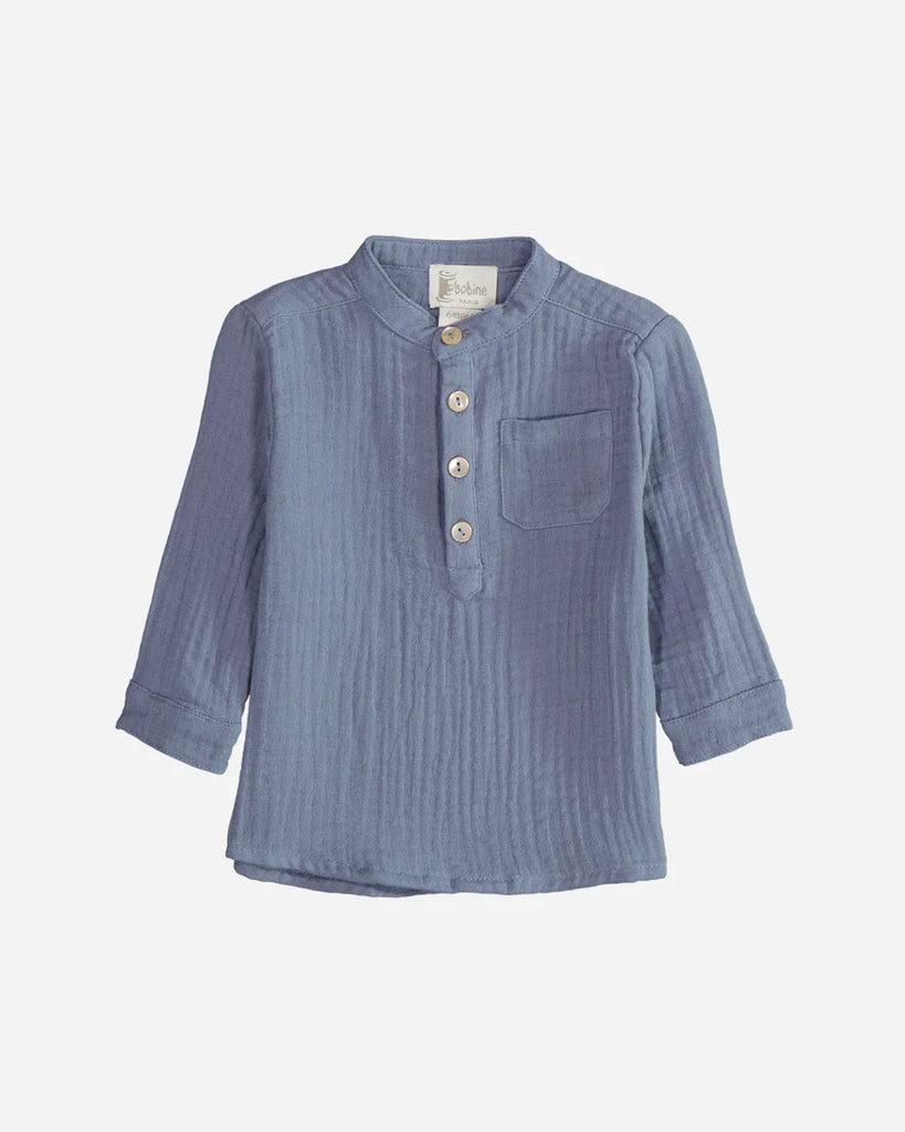 Chemise pour bébé garçon en gaze de coton bleu jean de la marque Bobine Paris.