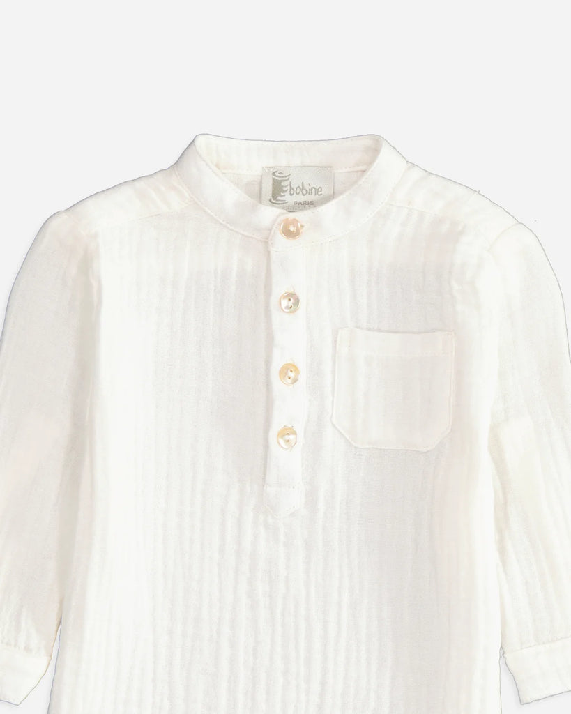Zoom de la chemise pour bébé garçon en gaze de coton écru de la marque Bobine Paris.