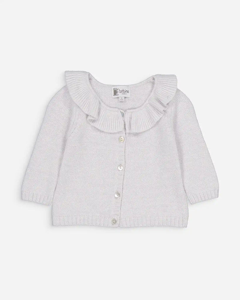 Cardigan pour bébé fille en laine et cachemire à col volanté couleur perle de la marque Bobine paris.