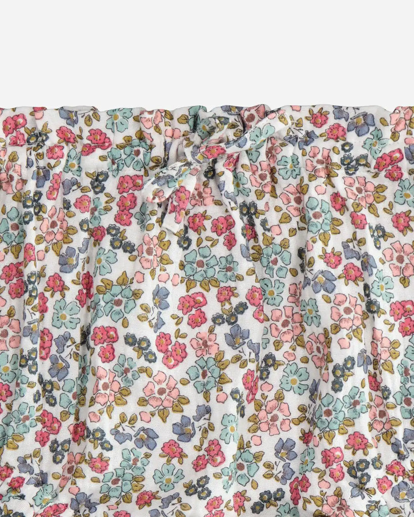Zoom du bloomer pour bébé fille à imprimé fleuri multicolore en gaze de coton de la marque Bobine Paris.