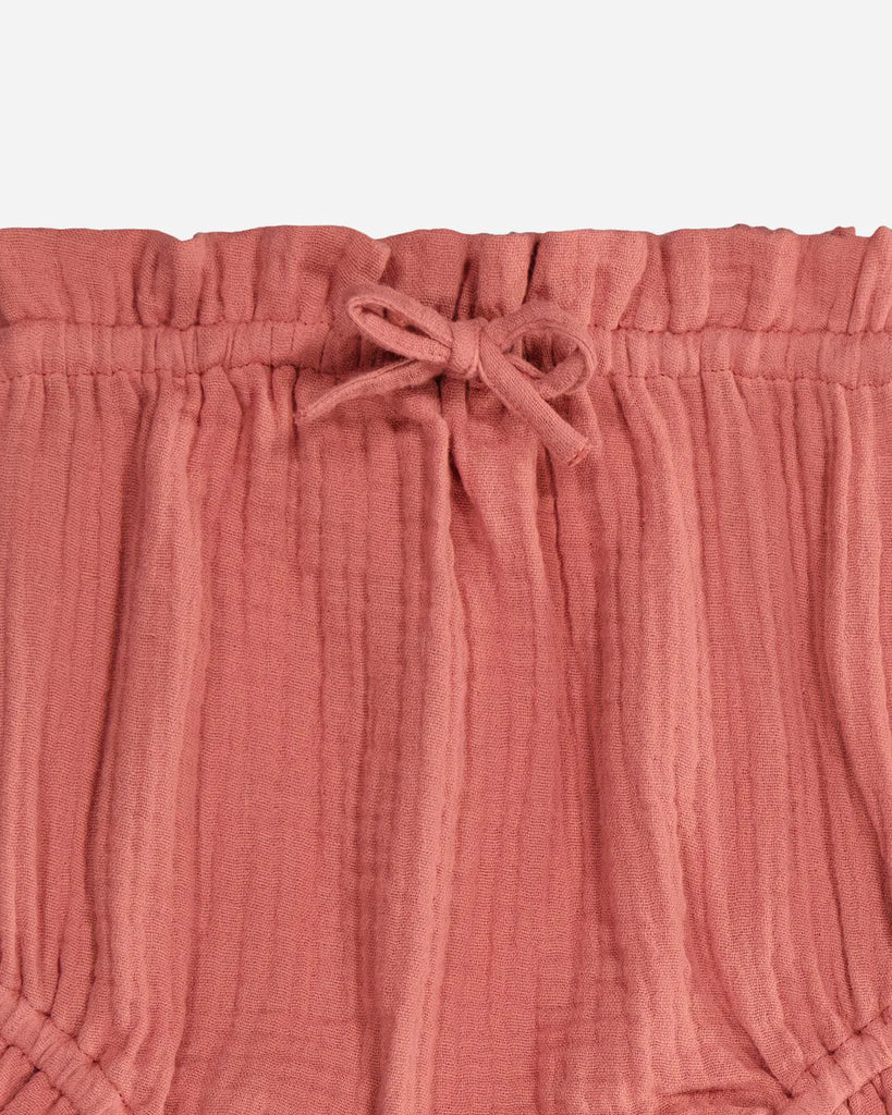 Zoom du bloomer vieux rose pour bébé fille en gaze de coton de la marque Bobine Paris.