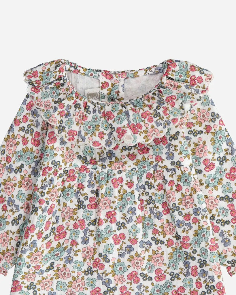 Zoom de la blouse à manches longues et à motif fleuri bleu et rose pour bébé fille de la marque Bobine Paris.