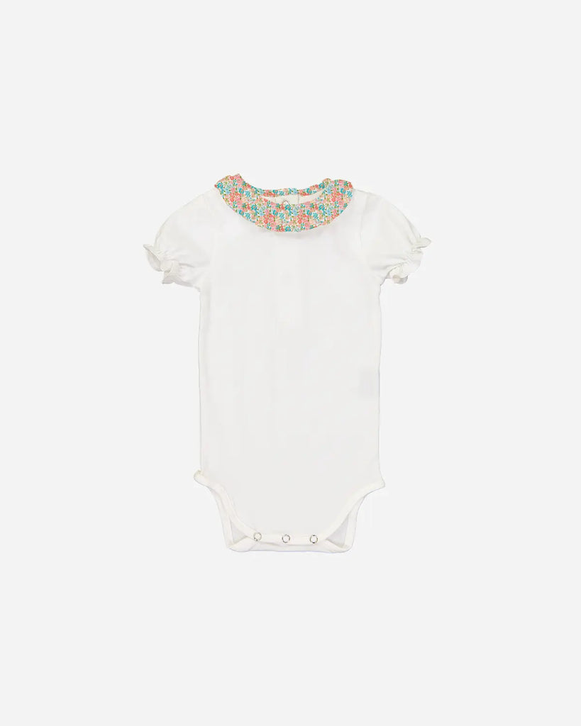 Body pour bébé avec col volanté à motif fleurs d'été de la marque Bobine Paris.