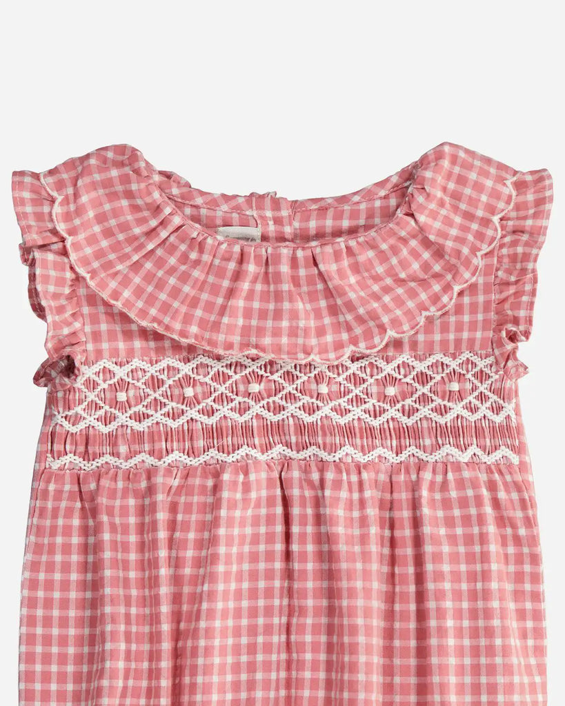 Zoom de la combinaison pour bébé fille à motif vichy couleur vieux rose, avec col festonné et broderie en fil blanc de la marque Bobine Paris.