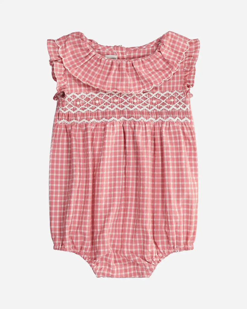 Combinaison pour bébé fille à motif vichy couleur vieux rose, avec col festonné et broderie en fil blanc de la marque Bobine Paris.