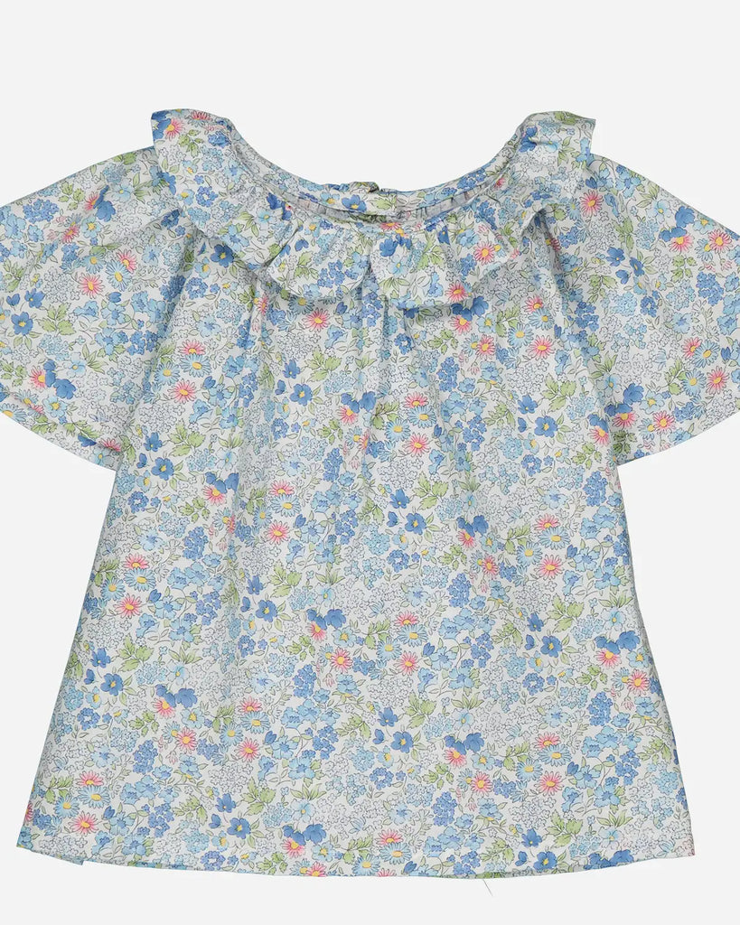 Zoom de la blouse à col volanté pour bébé fille à motifs fleuris bleus de la marque Bobine Paris.