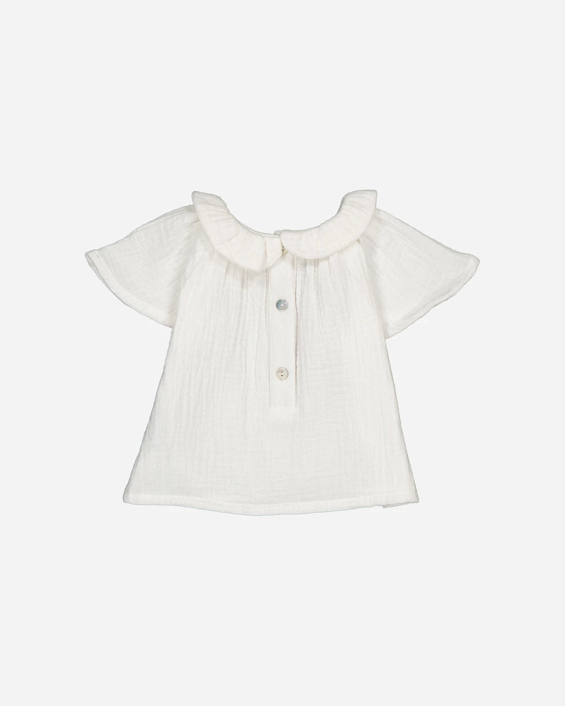 Vue de dos de la blouse bébé blanche en gaze de coton et à col volanté de la marque Bobine Paris.