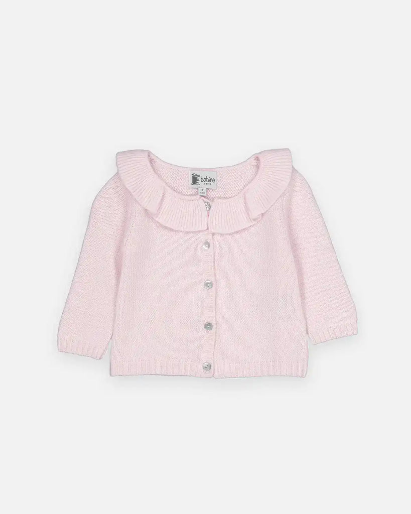 Cardigan pour bébé fille à col volanté rose blush de la marque Bobine Paris.
