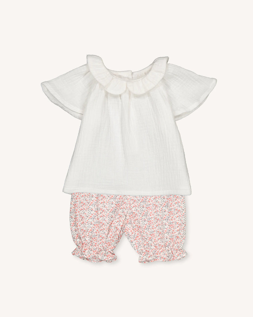 Look pour bébé composé d'une blouse en gaze de coton blanc et d'un panty fleuri de la marque Bobine Paris.