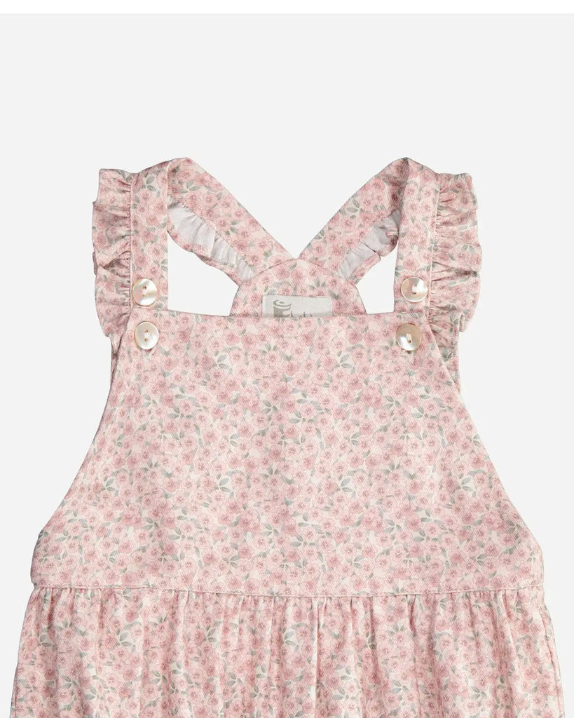 Zoom de la salopette pour bébé fille courte blanche fleurie rose en gaze de coton de la marque Bobine Paris.