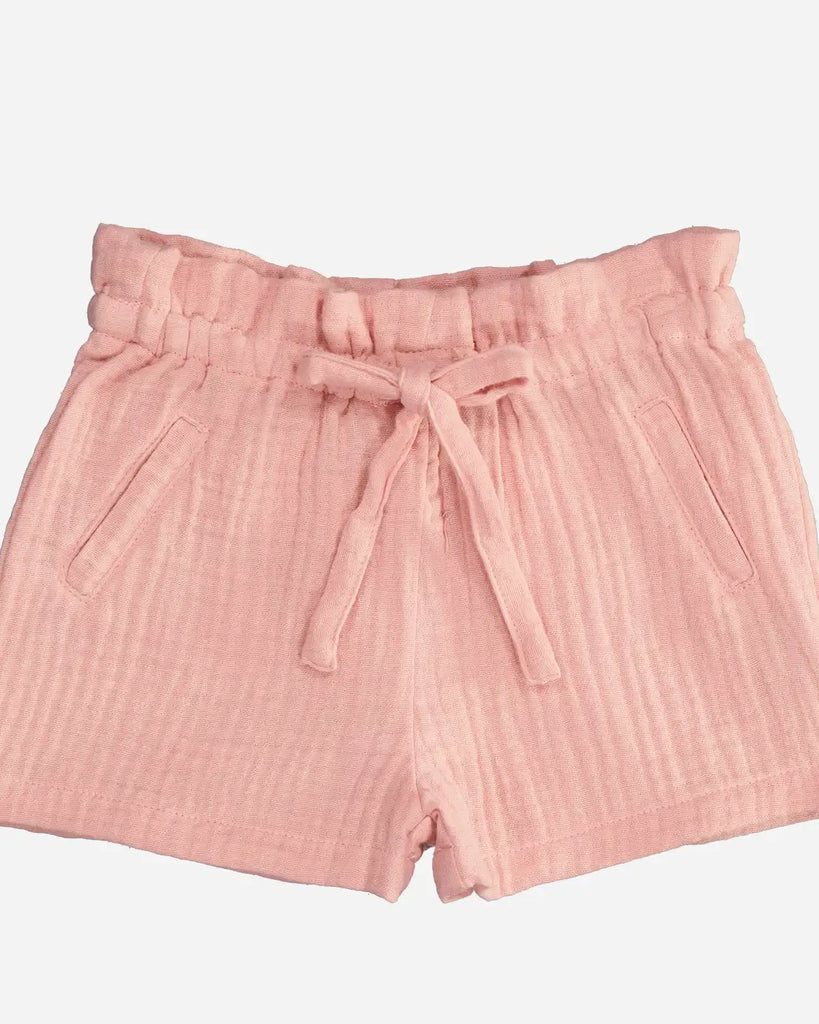 Zoom et short pour bébé fille rose en gaze de coton à poches de la marque Bobine Paris.