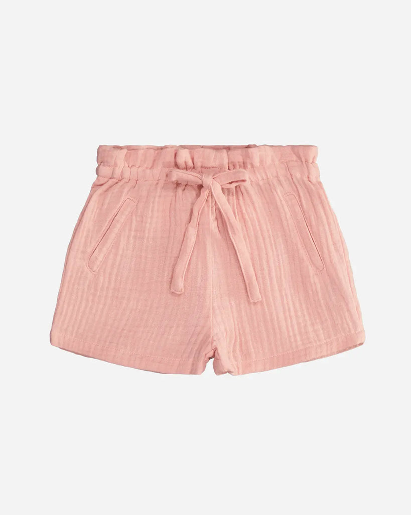 Short pour bébé fille rose en gaze de coton à poches de la marque Bobine Paris.