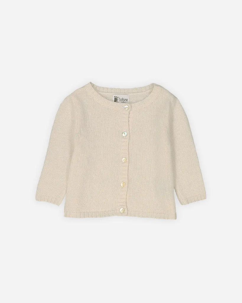 Cardigan à col rond pour bébé en laine beige sable de la marque Bobine Paris.