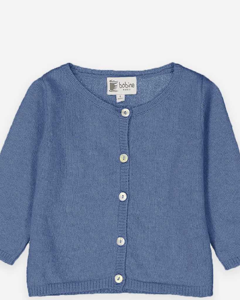 Zoom du cardigan à col rond pour bébé en maille fine bleu jean de la marque Bobine Paris. 