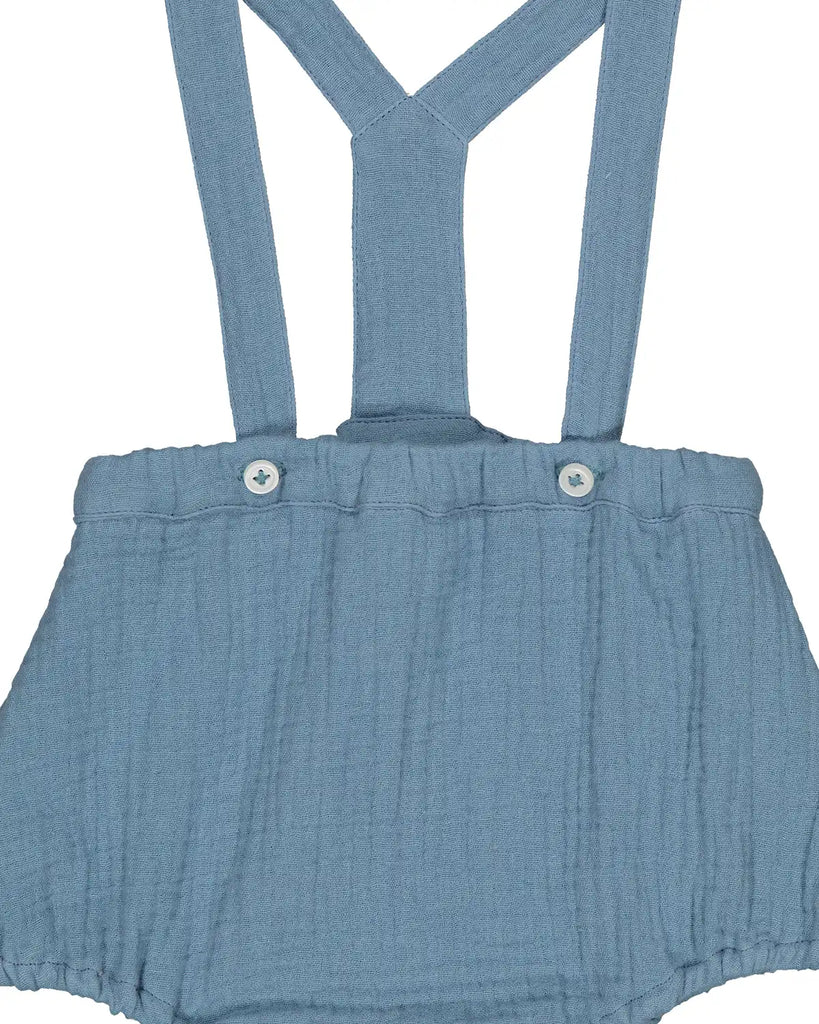Zoom du bloomer à bretelles pour bébé en gaze de coton couleur bleu jean clair de la marque Bobine Paris.