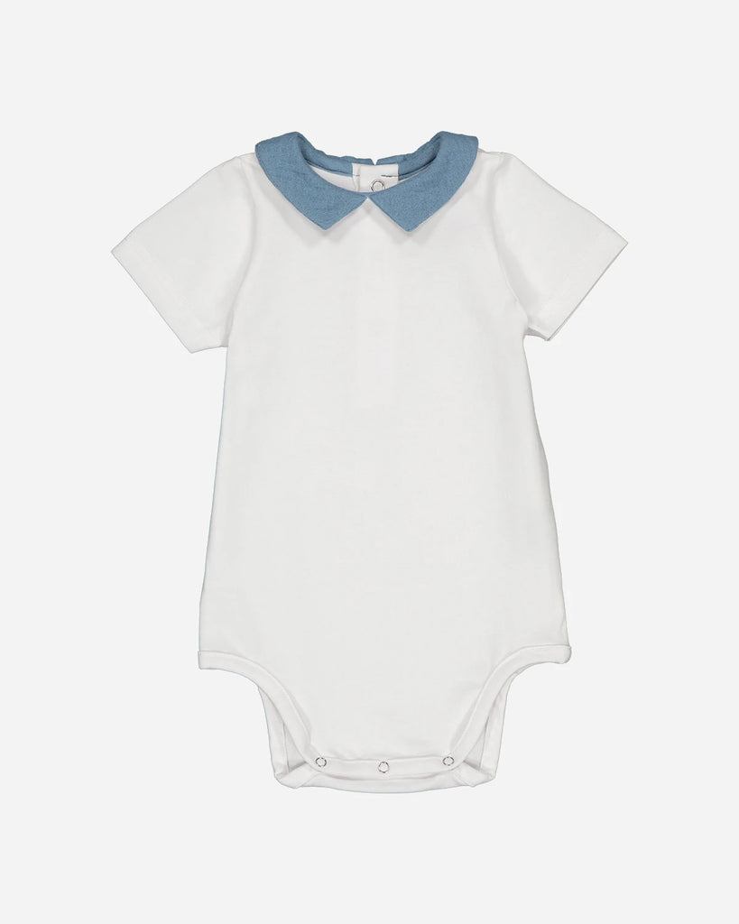 Body pour bébé blanc à col pointu bleu jean de la marque Bobine Paris.