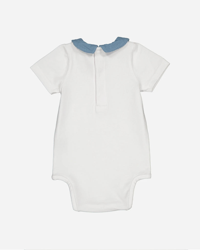 Vue de dos du body pour bébé blanc à col pointu bleu jean de la marque Bobine Paris.