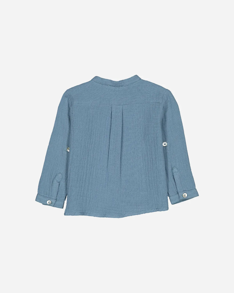 Vue de dos de la chemise bébé à col mao en gaze de coton couleur bleu jean clair de la marque Bobine Paris.
