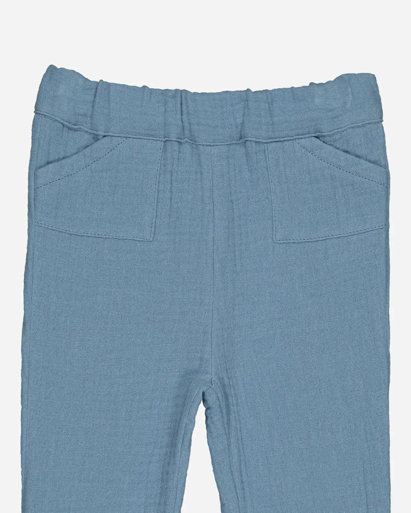 Zoom du pantalon en gaze de coton jean clair pour bébé de la marque Bobine Paris.