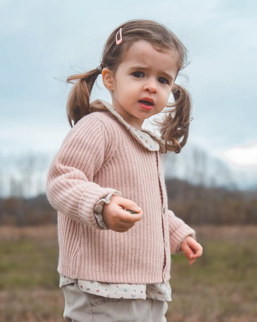 image d'une petite fille portant le cardigan en laine et cachemire rose poudre Bobine Paris
