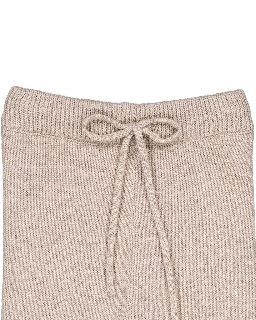 Zoom du pantalon bébé en laine et cachemire beige clair de la marque Bobine Paris.
