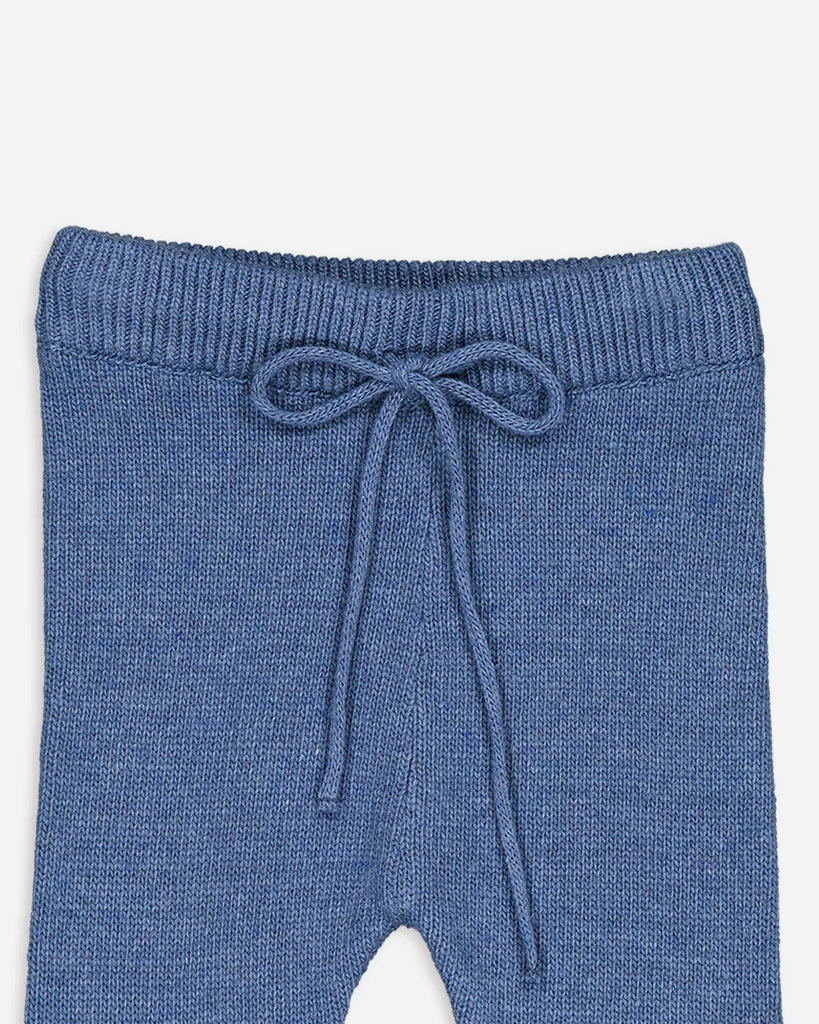 Zoom du pantalon bébé en laine et cachemire couleur bleu jean de la marque Bobine Paris.