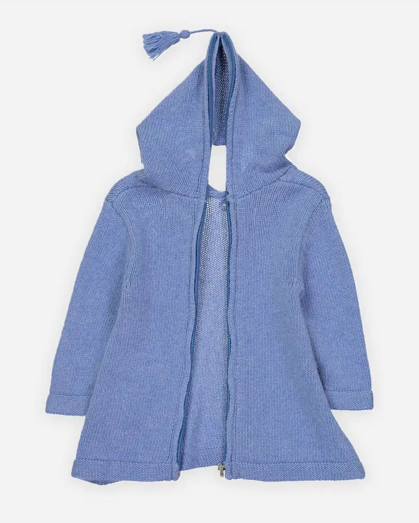 Vue de dos du burnous pour bébé unisexe en laine et cachemire bleu pastel dézippé de la marque Bobine Paris.
