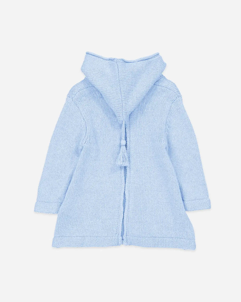Vu de dos du burnous pour bébé en laine et cachemire bleu ciel de la marque Bobine Paris.