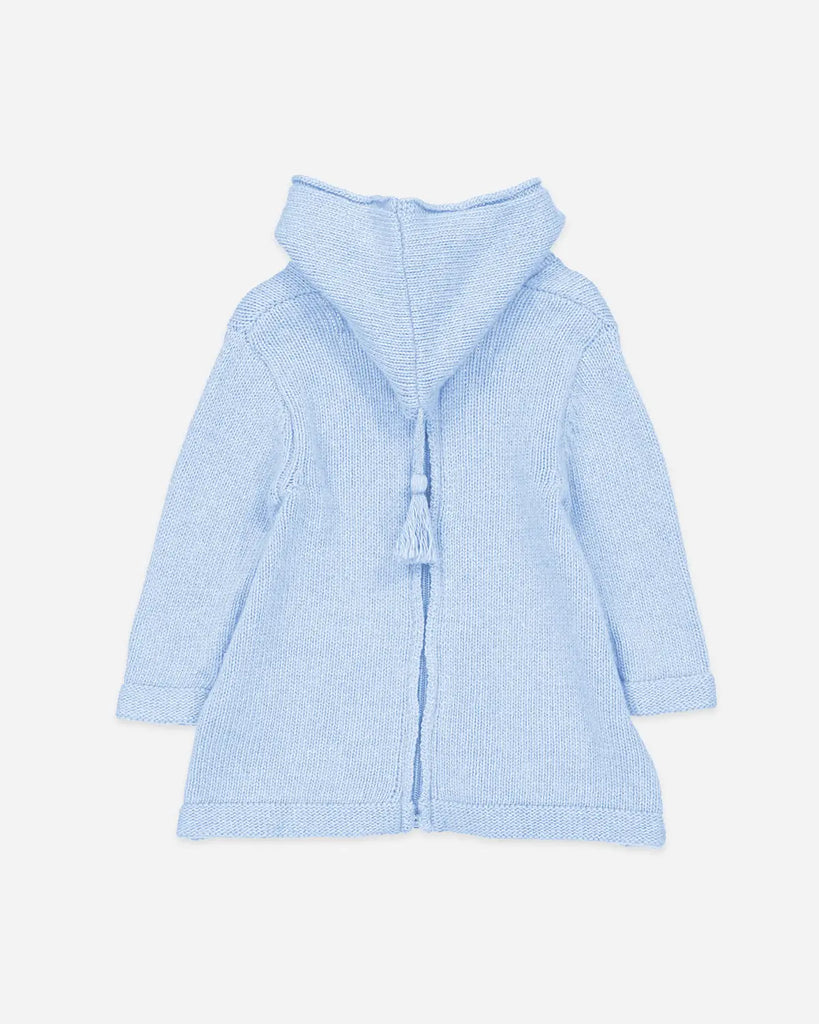 Vu de dos du burnous pour bébé en laine et cachemire bleu ciel de la marque Bobine Paris.
