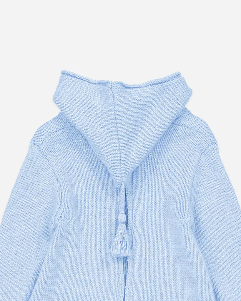 Zoom du burnous pour bébé en laine et cachemire bleu ciel de la marque Bobine Paris.